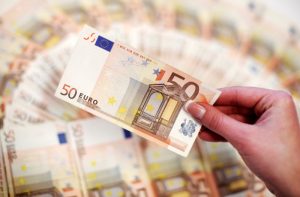 Read more about the article Средний курс евро со сроком расчетов «завтра» по итогам торгов составил 62,3519 руб. От IFX