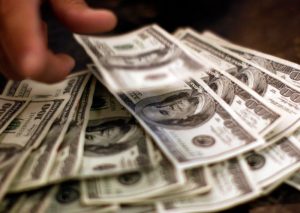 Read more about the article Средневзвешенный курс доллара США к российскому рублю со сроком расчетов «завтра» по состоянию на 15:30 мск 5 августа составил 60,3696 руб. От IFX