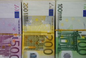 Read more about the article Средний курс евро со сроком расчетов «завтра» по итогам торгов составил 61,2045 руб. От IFX