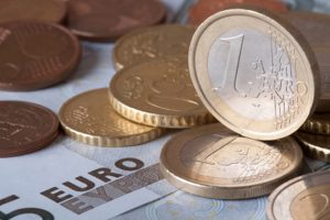 Read more about the article Средний курс евро со сроком расчетов «завтра» по итогам торгов составил 62,4167 руб. От IFX