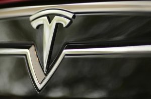 Read more about the article Аналитик: акции Tesla могут упасть более чем на 50% От Investing.com