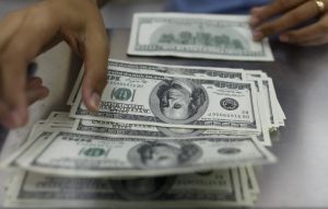 Read more about the article Средневзвешенный курс доллара США к российскому рублю со сроком расчетов «завтра» по состоянию на 15:30 мск 29 сентября составил 57,413 руб. От IFX
