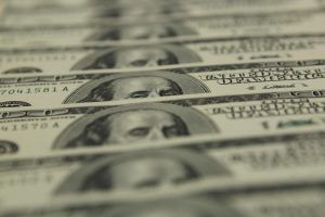 Read more about the article Средневзвешенный курс доллара США к российскому рублю со сроком расчетов «завтра» по состоянию на 15:30 мск 27 сентября составил 58,1756 руб. От IFX
