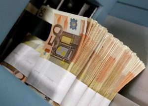 Read more about the article Доллар умеренно поднимается к евро, иене и фунту стерлингов От IFX