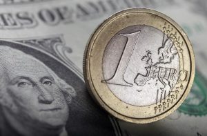 Read more about the article Евро стал дороже доллара впервые за пять недель От Investing.com