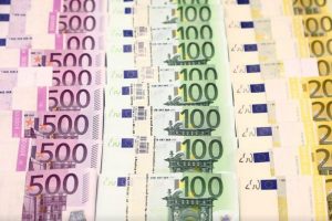 Read more about the article Cредний курс покупки/продажи наличного евро в банках Москвы на 13:00 мск составил 58,46/67,79 руб. От IFX