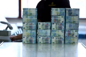 Read more about the article Доллар и евро растут в ходе торгов на «Мосбирже» От IFX