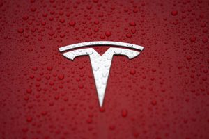 Read more about the article Маск не планирует продавать акции Tesla следующие два года От IFX