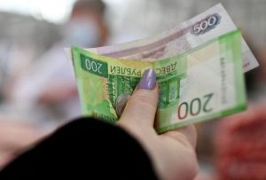 Read more about the article Рубль впервые с мая упал ниже 70 по отношению к доллару От Investing.com