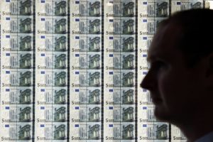 Read more about the article Доллар слабо дешевеет к евро и фунту, растет к иене От IFX