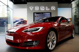 Read more about the article Эксперт: оценка Tesla «спустилась на землю» От Investing.com