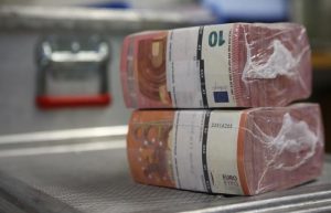 Read more about the article Средний курс евро со сроком расчетов «завтра» по итогам торгов составил 76,9176 руб. От IFX