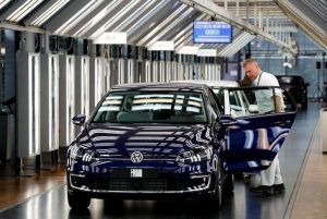 Read more about the article Volkswagen инвестирует $193 млрд в производство электромобилей От Investing.com