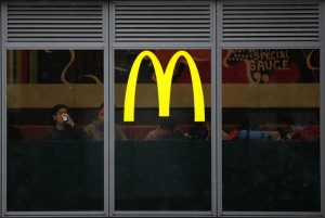 Read more about the article Закрытие офисов McDonald’s в США: новости к утру 3 апреля От Investing.com
