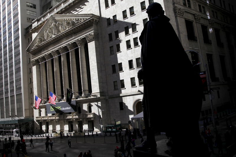 Уолл-стрит упала после опасений перед повышением процентной ставки