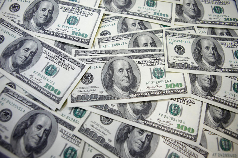 Средний курс покупки наличного доллара США в банках Москвы достиг максимального значения за неделю и составляет 62,1125 руб.