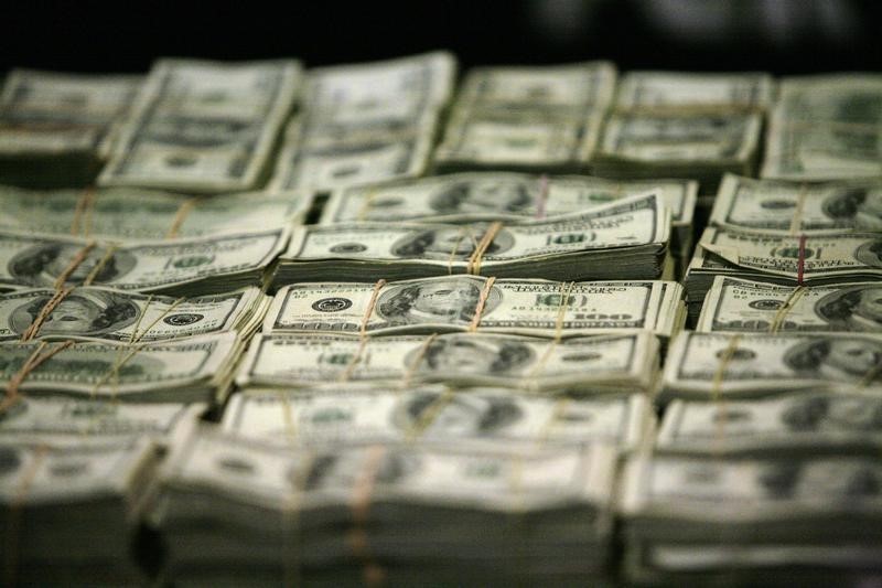 Средний курс покупки наличного доллара США в банках Москвы достиг максимального значения за неделю и составляет 62,565 руб.