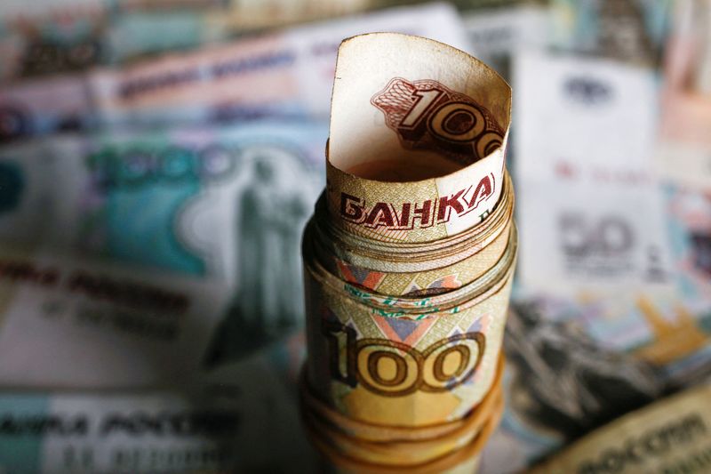 Рубль обновил рекордный минимум в системе EBS, евро падает после начала военной операции РФ в Украине