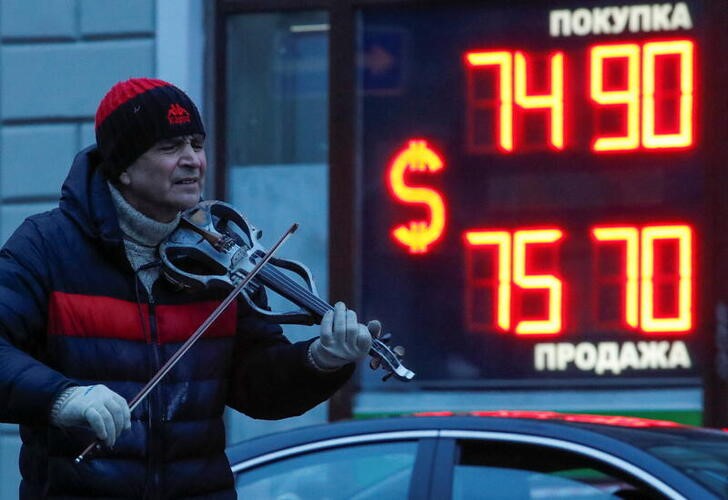 Рубль и ОФЗ дешевеют в четверг из-за роста напряженности на востоке Украины