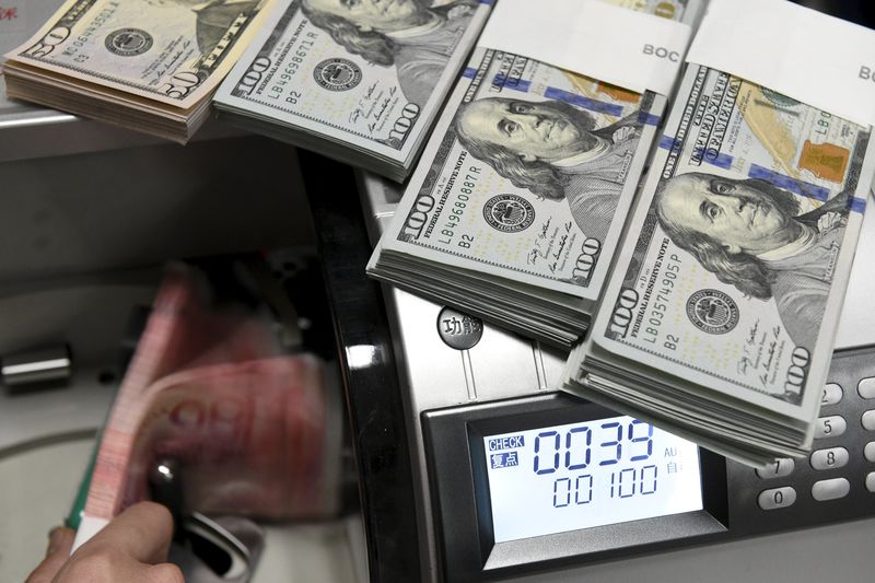 Доллар растет на фоне роста напряженности на Украине