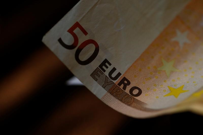 Доллар и евро умеренно снижаются на торгах 