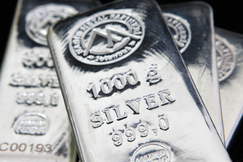 Цены на серебро опустились до 2-летнего минимума 