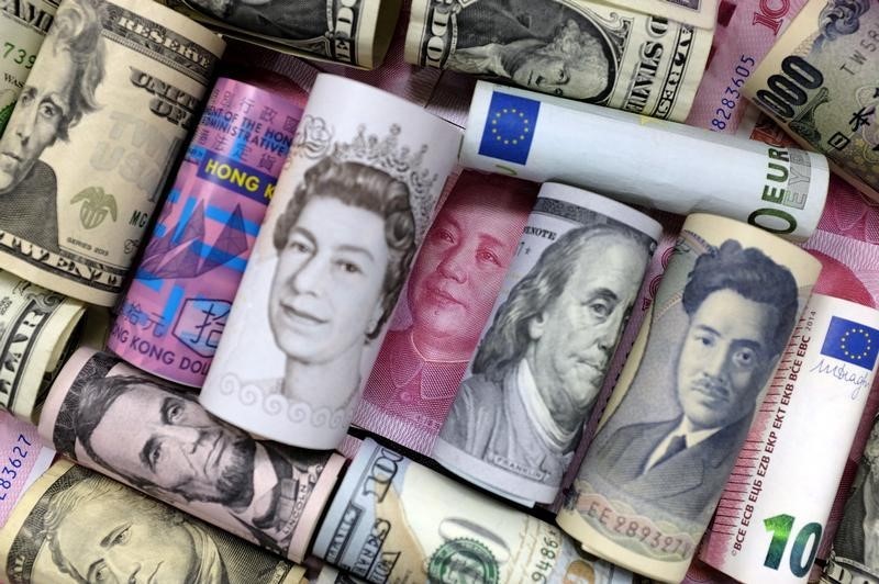 Доллар снижается к большинству валют после публикации протокола ФРС