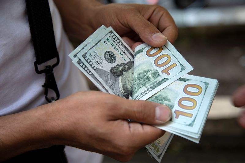 ЦБ РФ установил курс доллара США на сегодня в размере 70,8924 руб., евро - 75,9087 руб.