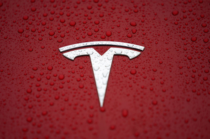 Маск не планирует продавать акции Tesla следующие два года