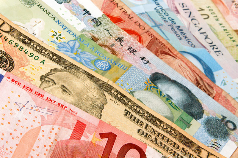 Доллар дорожает к основным валютам