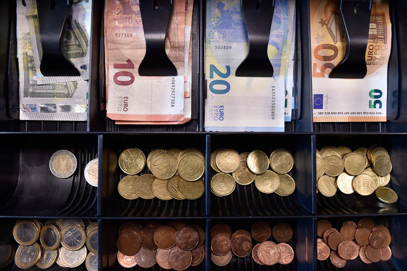 Доллар и евро  меняются разнонаправленно на торгах 