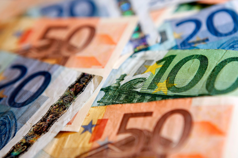 Доллар дешевеет к евро и иене