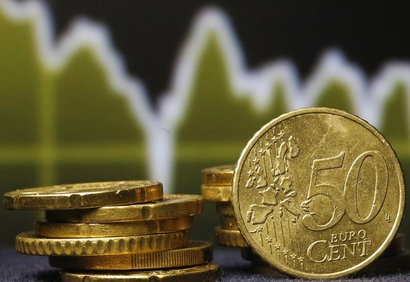 Доллар и евро дешевеют на торгах 