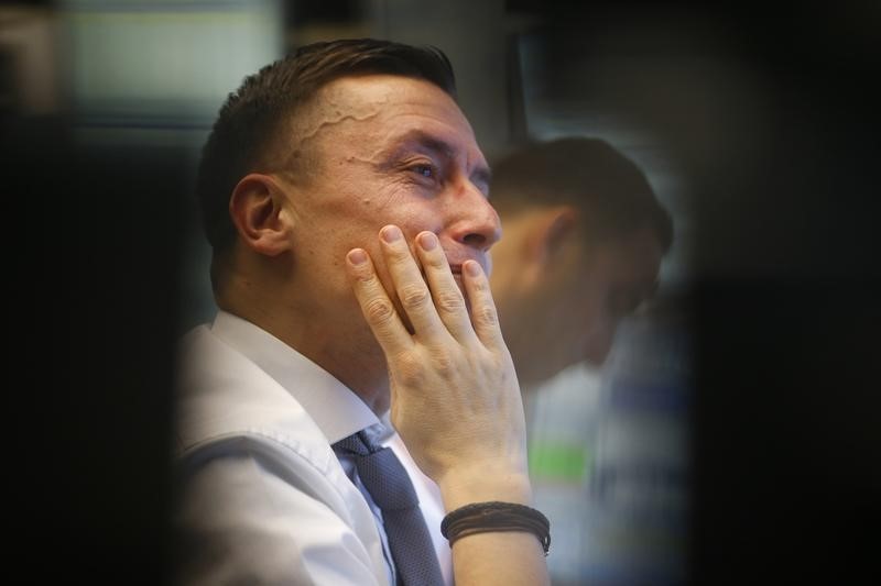 Российский рынок акций начал торги снижением индексов