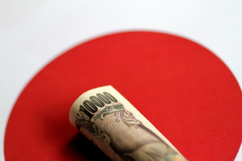 Иена упала на фоне действий Банка Японии