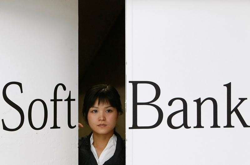 Акции SoftBank выросли после обнародования плана производства чипов