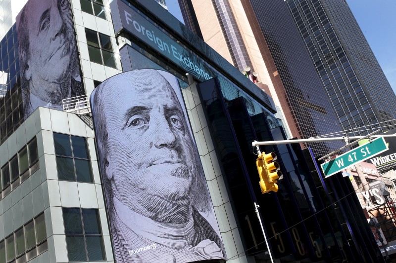 Доллар укрепляется относительно основных валют