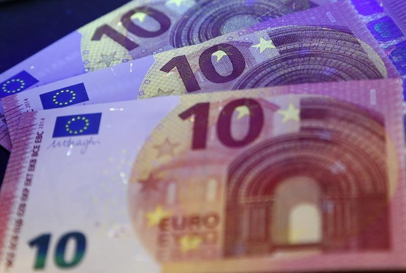 Доллар снижается, евро растет в начале торгов на 