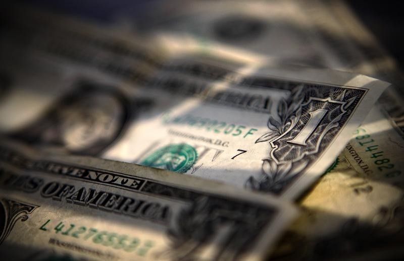 ЦБ РФ установил курс доллара США с 12 мая в размере 68,8389 руб.