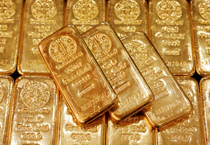 Ралли палладия продолжается из-за опасений поставок из РФ, золото дешевеет
