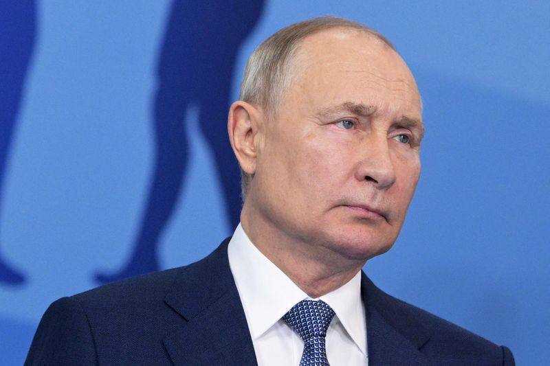 Путин поручил до 1 марта разработать механизм страхования средств на ИИС