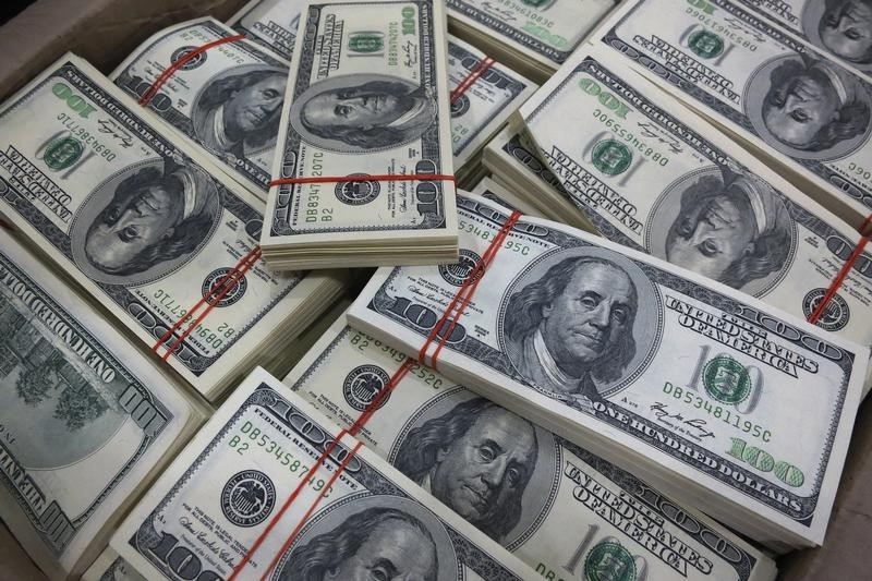 Средний курс покупки наличного доллара США в банках Москвы достиг максимального значения за неделю и составляет 66,18 руб.