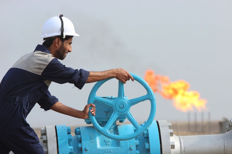 Комитет ОПЕК+ поддержал сокращение добычи нефти на 2 млн б/с