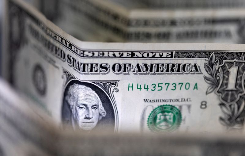 Доллар ослаб из-за падения доходности казначейских облигаций