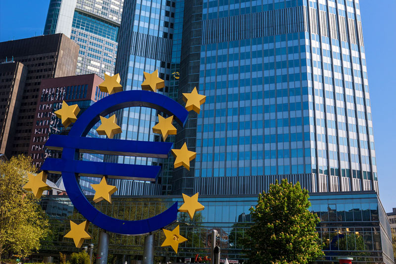 Доллар ослаб, а евро вырос в преддверии заседания ЕЦБ