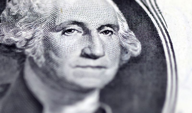 Доллар снизился на фоне надежд на снижение ставки в следующем году