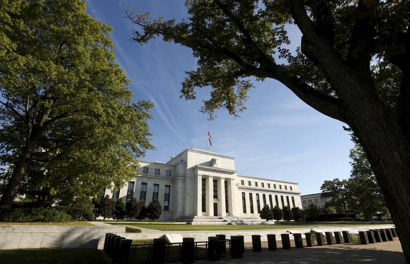 ФРС следует повысить ставки на 100 б.п. к середине года -- член совета управляющих