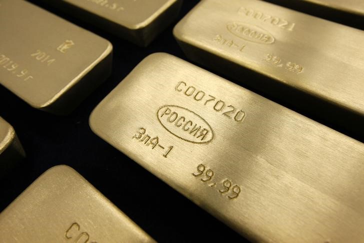 Цены на золото снижаются на фоне дорожающего доллара
