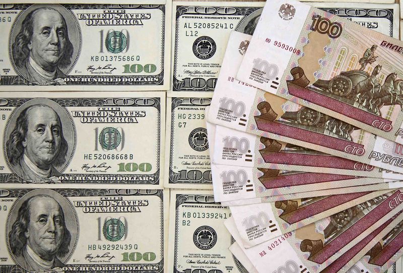 Курс доллара опустился ниже 61 рубля