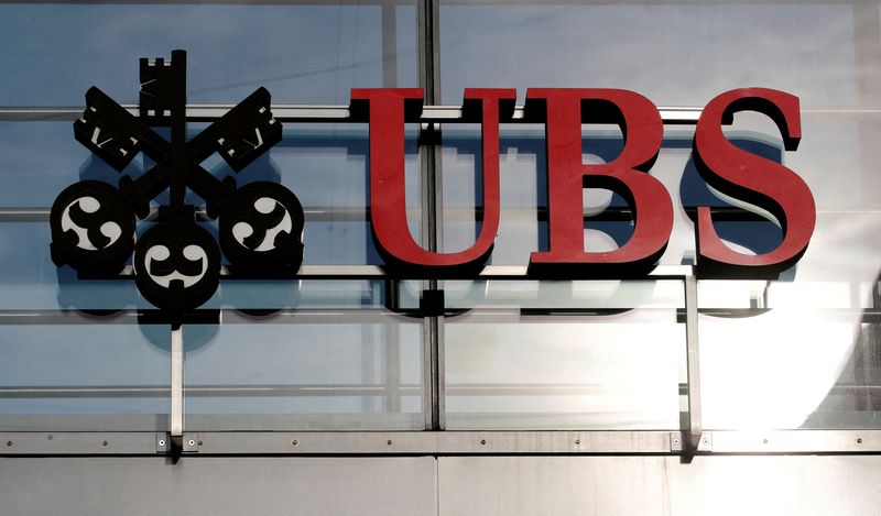 Чистая прибыль UBS в 4кв снизилась на 18%